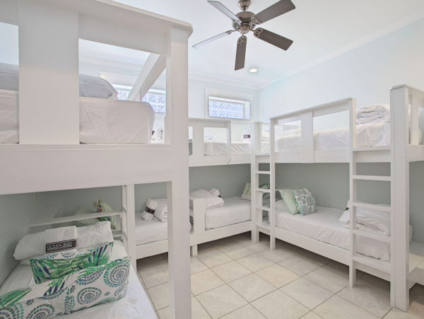 Luxury Beach Vacation Home wit Large Pool & Upscale Decor
